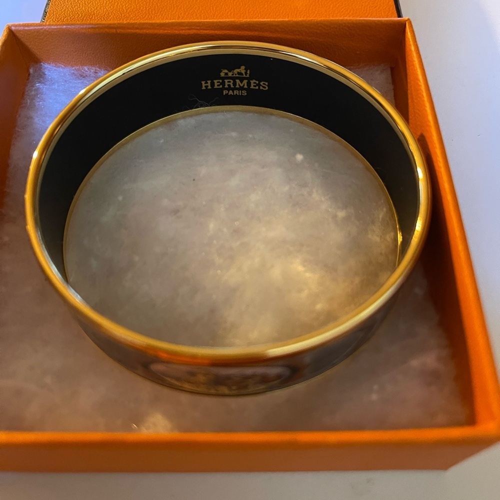 Hermès 
Enamel Bangle